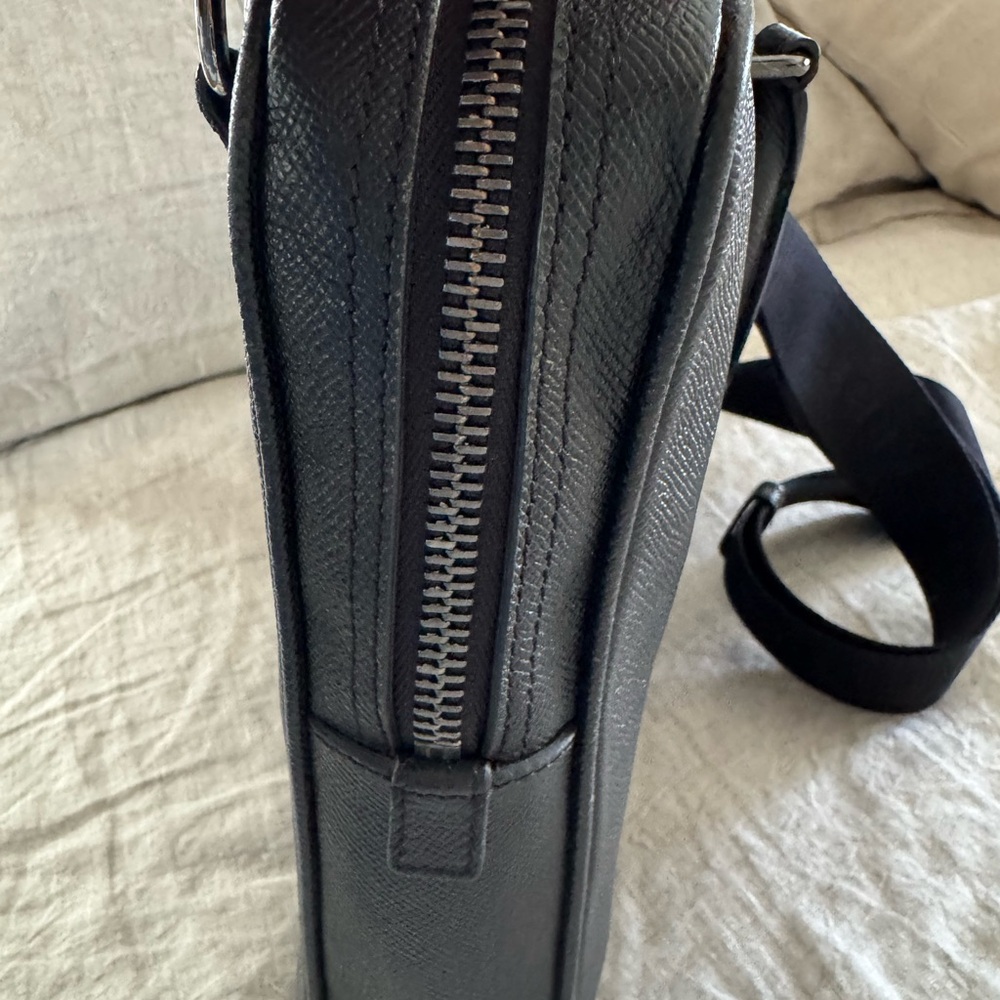 Burberry Black Laptop Bag with Textured Leather and Adjustable Strap - Picture 4 of 8